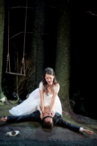 So sieht wahre Liebe aus: Frau Prohaska macht kurzen Prozess mit Masetto // Foto: Monika Rittershaus / staatsoper-berlin.de