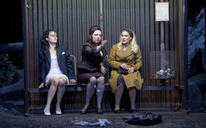Da sitzen sie: Anna Prohaska, Dorothea Röschmann, Maria Bengtsson // Foto: Monika Rittershaus / staatsoper-berlin.de