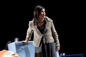 Ganz neuer Kleidungsstil: Anna Netrebko in Strickjacke // Foto: Silvia Lelli / salzburgerfestspiele.at