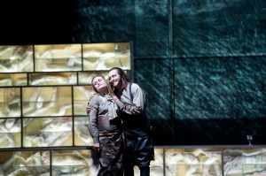 Hagen bezirzt Gutrune // Foto: Monika Rittershaus / staatsoper-berlin.de