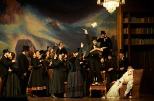 Senta Emma Vetter, desillusioniert mit Flasche unterm Kronleuchter // staatsoper-berlin.de / Foto: Matthias Baus