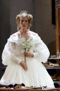 Anna Gabler im Brautornat // Foto: Forster/ salzburgerfestspiele.at