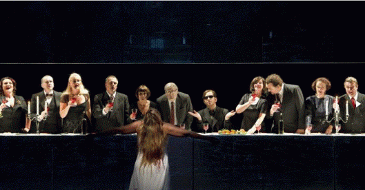 Maragerete vor Abendmahlsszenerie / Foto: Monika Rittershaus