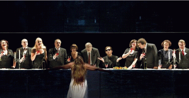 Maragerete vor Abendmahlsszenerie / Foto: Monika Rittershaus