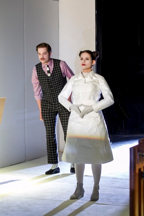 Die Luft hier: Scharfgeschliffen. Matthias Hermann Max Renne. Hans-Werner Kroesinger. Werkstatt der Staatsoper im Schillertheater. Festival fuer neues Musiktheater: Infektion! Jelena Bankovic und Martin Gerke / Der Dschinn u.a..