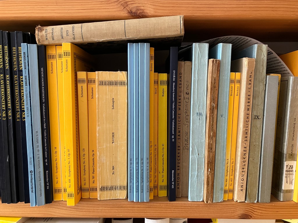 Studiennpartituren im Regal